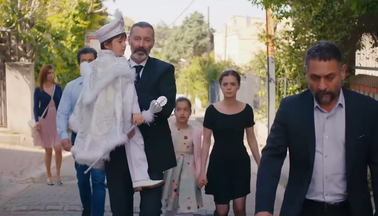 Ceyda riabbraccia Arda, Nezir arriva alla festa, La forza di una donna - capitolo 63